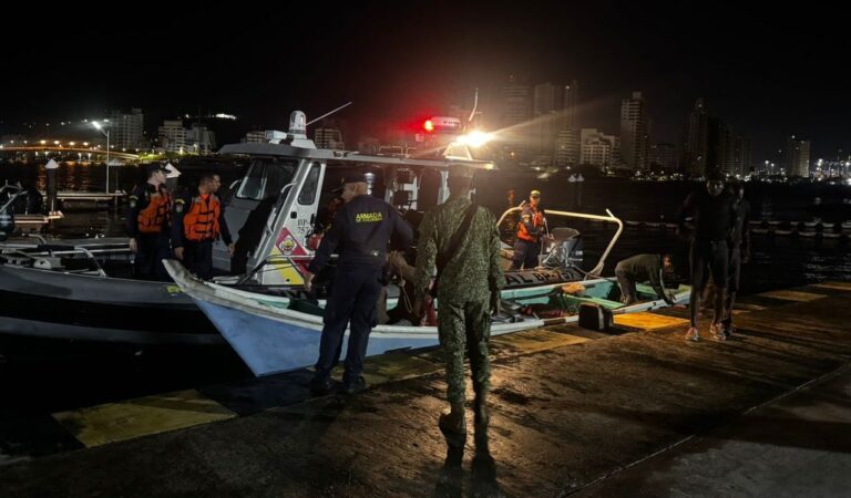 Detienen a cinco presuntos pescadores tras el robo a un buque mercante anclado en la bahía de Cartagena.