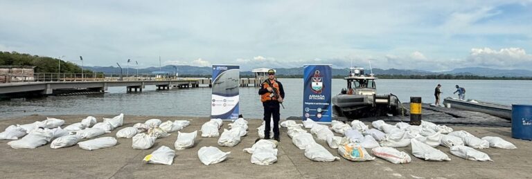 La Armada de Colombia decomisa 35 toneladas de cemento en.5 TONELADAS DE CEMENTO EN EL GOLFO DE URABA 3 e1764305299147