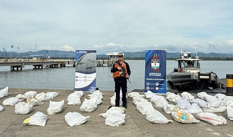 La Armada de Colombia decomisa 3.5 toneladas de cemento en el Golfo de Urabá