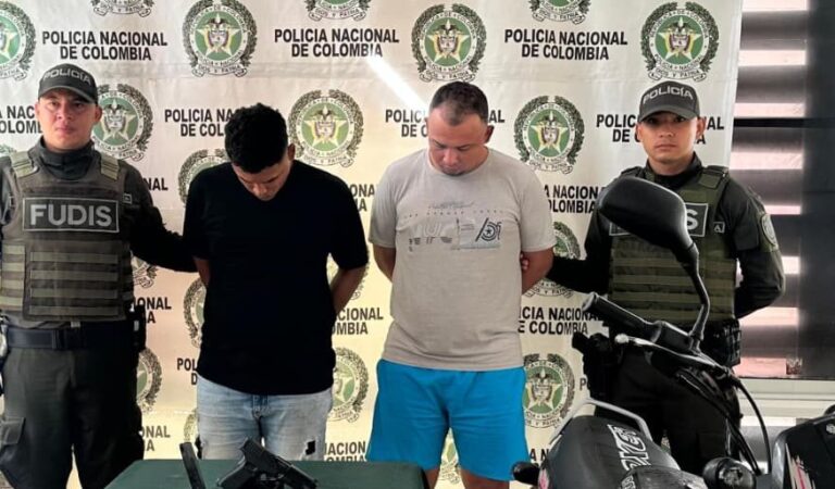 Ladrones fueron desarmados por su víctima y rescatados por la policía para evitar que los lincharan.