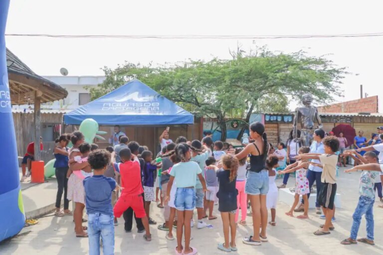 Comedor escultura y aguinaldos regalos de Aguas de Cartagena a