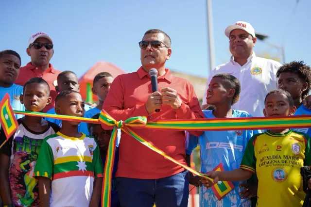 El Alcalde Turbay presenta el renovado escenario deportivo en la