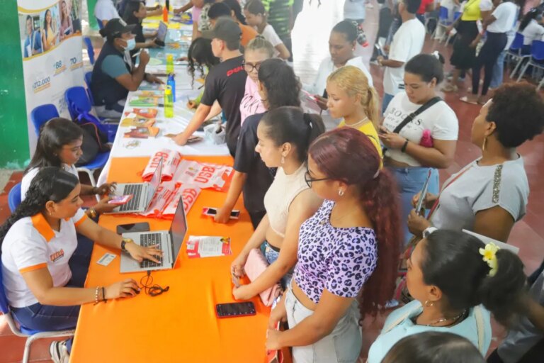 En la Feria Universitaria la Secretaria de Educacion presenta la