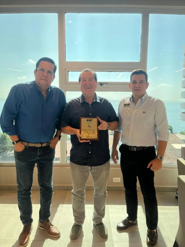 Gremio de la construccion en Bolivar otorga reconocimiento a la