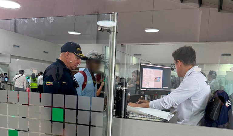 Migración Colombia deporta a extranjero que hostigaba a mujeres en Cartagena