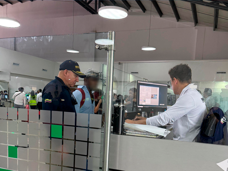 Migracion Colombia deporta a extranjero que hostigaba a mujeres en