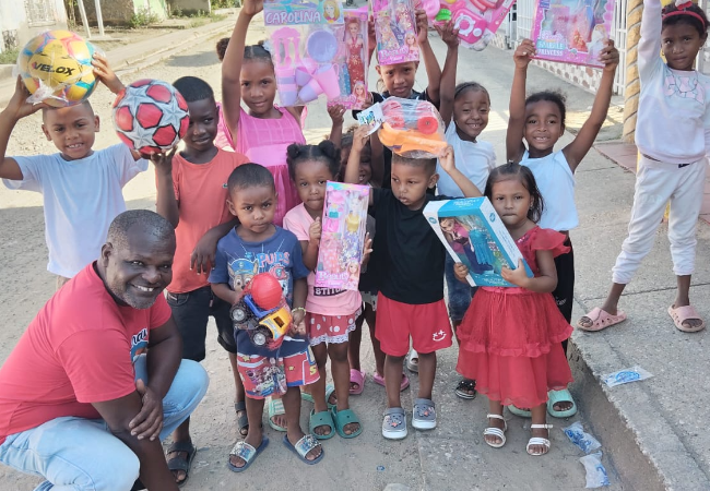 Niños de San Pablo, corregimiento de Marialabaja, viven una feliz jornada con la entrega de regalos navideños.