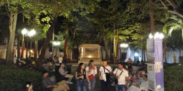 Parque de Bolivar El Latido del Centro Historico Sin Luces