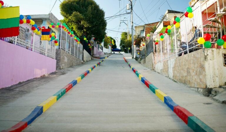 Pavimentación en la Calle del Barrio San Pedro Mártir de Cartagena, incluso en Nicaragua, por parte del Gobernador de Bolívar.