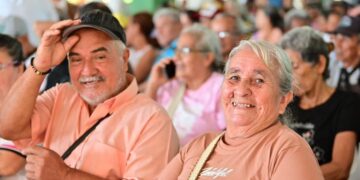 Tres millones de personas mayores comienzan a recibir el bono