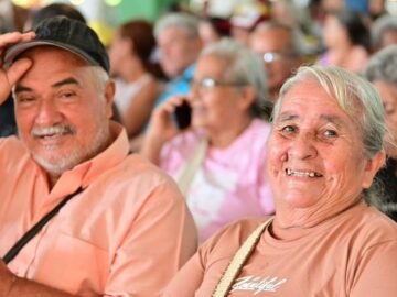 Tres millones de personas mayores comienzan a recibir el bono