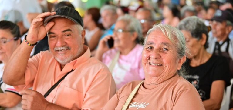 Tres millones de personas mayores comienzan a recibir el bono