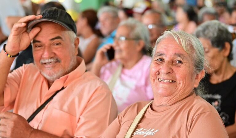 Tres millones de personas mayores comienzan a recibir el bono pensional de 230,000 pesos el 23 de diciembre.