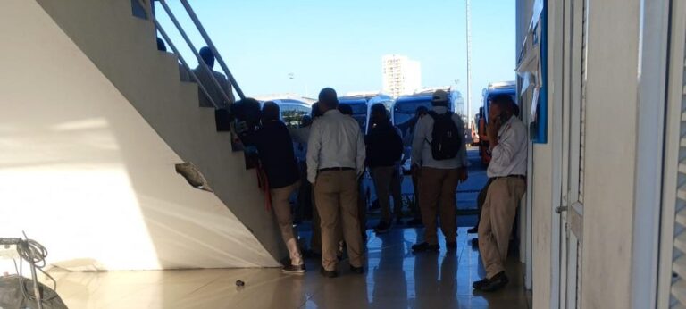 Conductores de Cartagena Complementaria en Transcaribe detienen operaciones para exigir