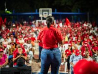 En los barrios de Los Calamares la candidata Yolanda Wong