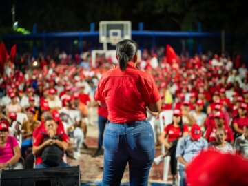 En los barrios de Los Calamares la candidata Yolanda Wong
