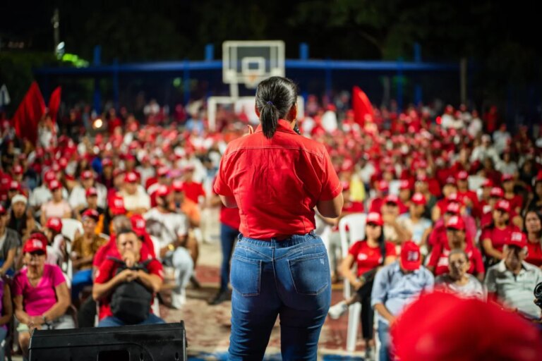 En los barrios de Los Calamares la candidata Yolanda Wong