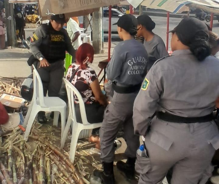 Guardia Ambiental forma a vendedores en Cerro la Popa durante