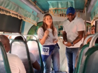 Juliana Aray utiliza semaforos y buses urbanos para promover su