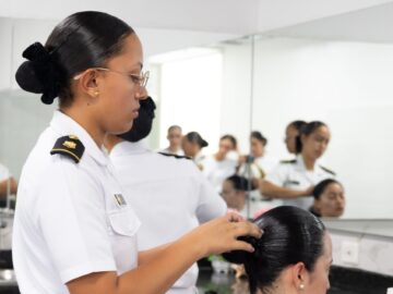 Mujeres comienzan su era como oficiales en la infanteria de. En Cartagena Bolivar POR PRIMERA VEZ MUJERES INGRESAN A LA ESCUELA NAVAL PARA