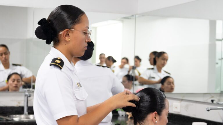 Mujeres comienzan su era como oficiales en la infanteria de. En Cartagena Bolivar POR PRIMERA VEZ MUJERES INGRESAN A LA ESCUELA NAVAL PARA