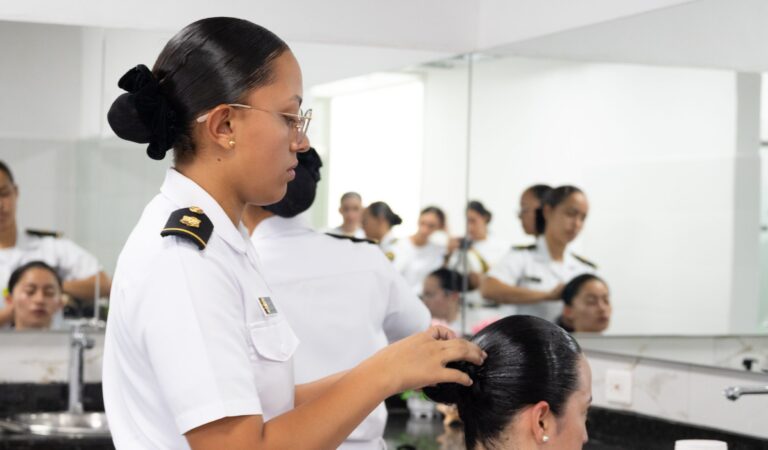 Mujeres comienzan su era como oficiales en la infantería de marina.
