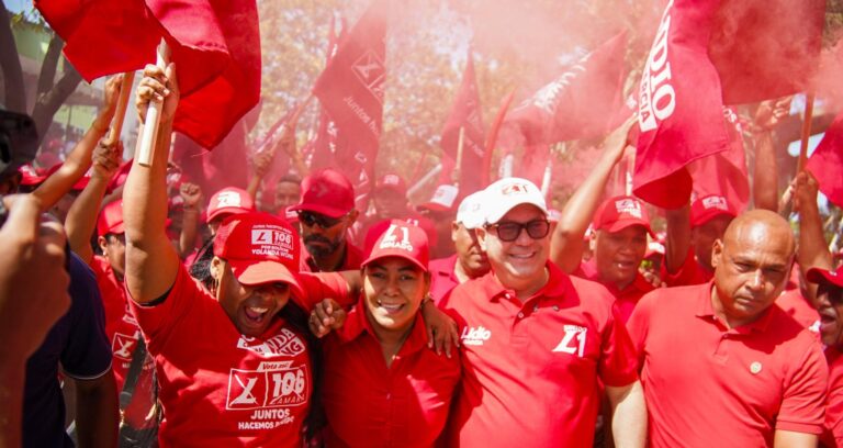 Nuevo Chile pinta sus calles de rojo con la visita