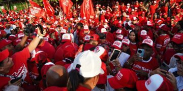 Yolanda Wong fue recibida en su barrio natal Blas de