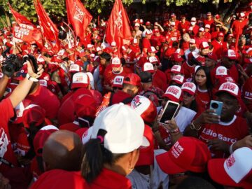 Yolanda Wong fue recibida en su barrio natal Blas de
