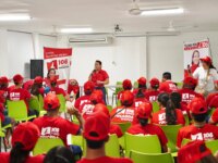 Yolanda Wong presenta su agenda territorial durante la toma de