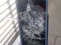 Desafortunado incidente Usuario en silla de ruedas causa danos al