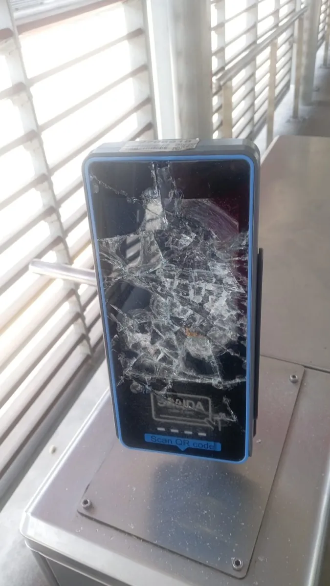 Desafortunado incidente Usuario en silla de ruedas causa danos al