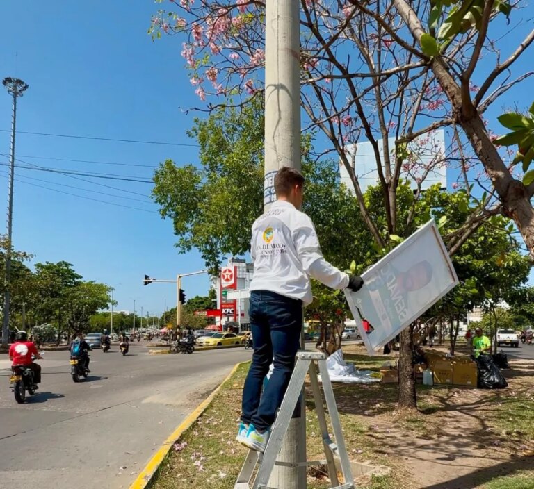 Eliminan propaganda politica colocada de forma irregular en diversas areas