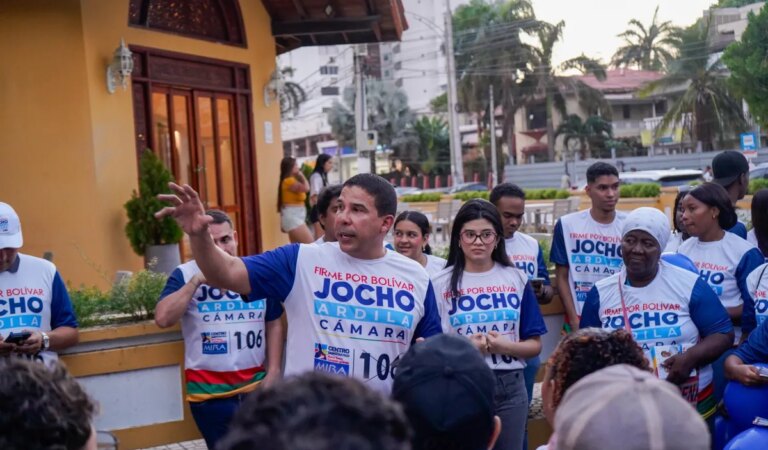 «Jocho» Ardila lleva a cabo caravanas barriales junto a jóvenes y líderes comunitarios.