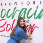 Juliana Aray firma un pacto por la democracia para garantizar