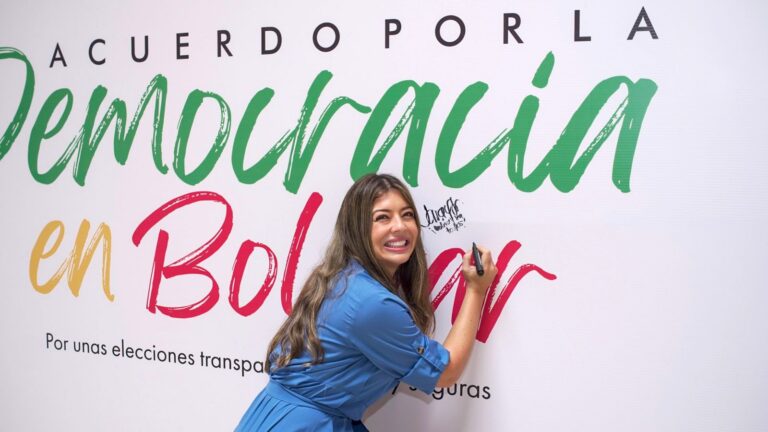 Juliana Aray firma un pacto por la democracia para garantizar