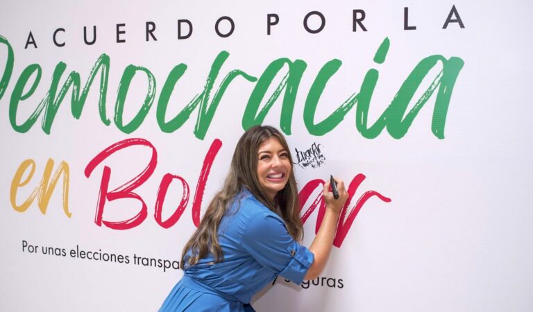 Juliana Aray firma un pacto por la democracia para garantizar elecciones libres y seguras.