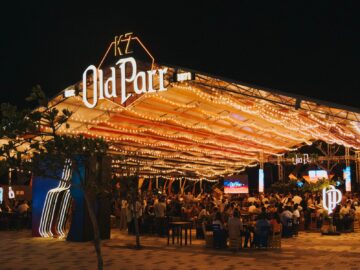 La KZ Old Parr situada en el Malecon del Rio