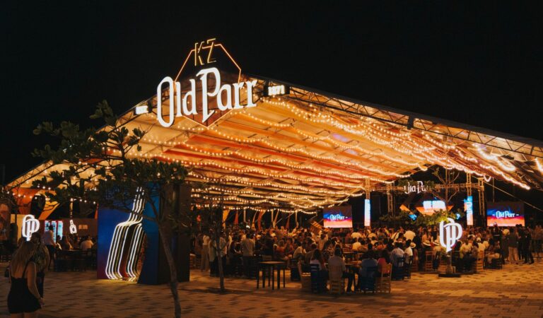 La KZ Old Parr, situada en el Malecón del Río, da inicio al Carnaval de Barranquilla.