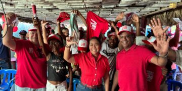 La Marea Roja de Yolanda Wong invade San Cristobal al