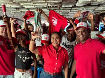 La Marea Roja de Yolanda Wong invade San Cristobal al