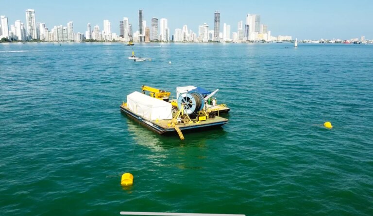 Mantenimiento en curso del cable submarino que proporciona energia al