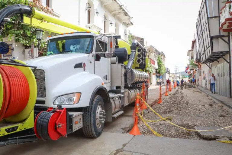 Progresan las labores de reparacion de la tuberia de agua