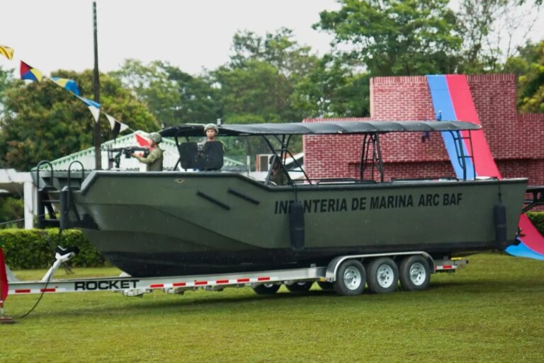 Proporcionan asistencia fluvial a la Infanteria de Marina en Bolivar