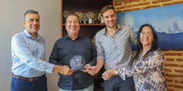 RCN Radio otorga un reconocimiento por los 30 anos de