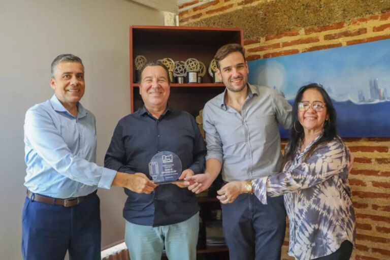 RCN Radio otorga un reconocimiento por los 30 anos de