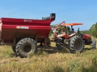 Se entregan maquinarias a agricultores en la zona rural de