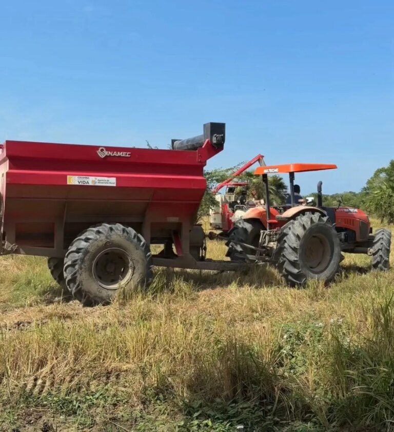 Se entregan maquinarias a agricultores en la zona rural de