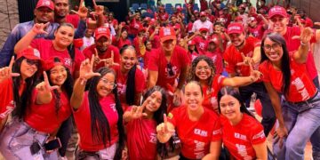 Yolanda Wong y su marea roja ocupan simultaneamente barrios de