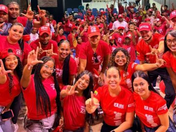 Yolanda Wong y su marea roja ocupan simultaneamente barrios de